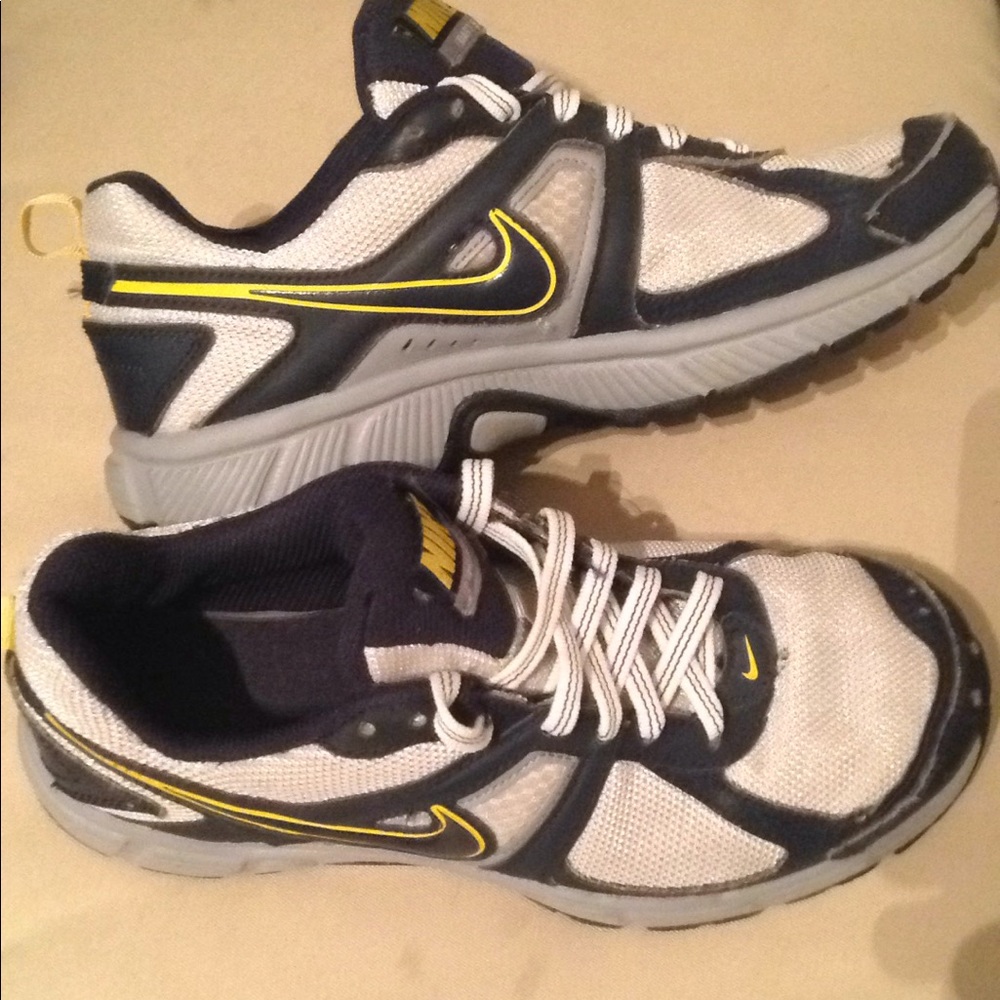 Nike shoes!! big kid size 5